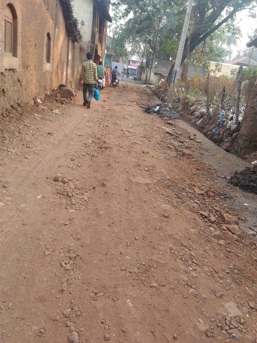 ಬೆಳಗಾವಿ ವಿವೇಕಾನಂದ ಆಶ್ರಮದ ಬಳಿ ರಿಸಾಲ್ದಾರ ಗಲ್ಲಿಯಿಂದ ಗಣಾಚಾರಿ ಗಲ್ಲಿಗೆ ಸಂಪರ್ಕಿಸುವ ಹದಗೆಟ್ಟ ರಸ್ತೆ