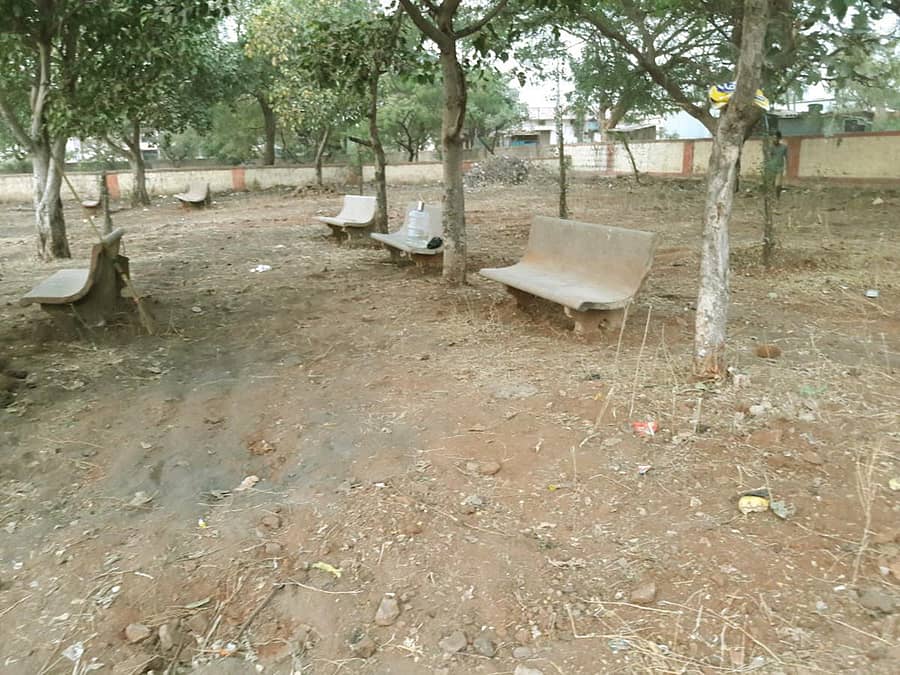 ಕುಷ್ಟಗಿಯಲ್ಲಿ ‘ಫೈಟ್ ಫಾರ್ ರೈಟ್ಸ್’ ಸಂಘಟನೆ ಯುವಕರು ಬಸ್ ನಿಲ್ದಾಣ ಆವರಣದ ಉದ್ಯಾನ ಜಾಗ ಸ್ವಚ್ಛಗೊಳಿಸಿರುವುದು