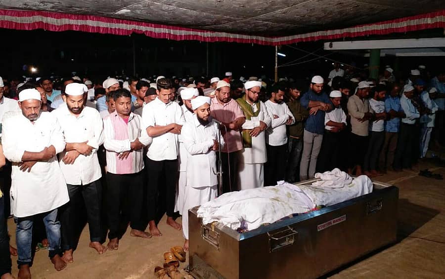 ಅಹಮ್ಮದ್ ಬಶೀರ್ ಅವರ ಅಂತ್ಯಕ್ರಿಯೆಗೂ ಮುನ್ನ ಕೂಳೂರಿನ ಮುಹಿಯುದ್ದೀನ್ ಜುಮಾ ಮಸೀದಿಯಲ್ಲಿ ಧಾರ್ಮಿಕ ವಿಧಿವಿಧಾನಗಳನ್ನು ನೆರವೇರಿಸಲಾಯಿತು.