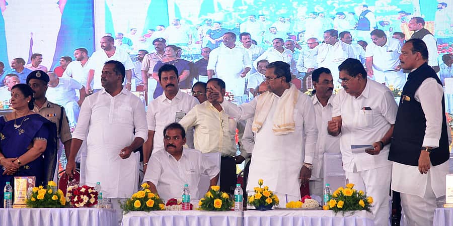 ಬೆಳ್ತಂಗಡಿಯಲ್ಲಿ ಭಾನುವಾರ ಮುಖ್ಯಮಂತ್ರಿ ಸಿದ್ದರಾಮಯ್ಯ ಅವರು ವಿವಿಧ ಅಭಿವೃದ್ಧಿ ಕಾಮಗಾರಿಗಳಿಗೆ ಚಾಲನೆ ನೀಡಿದ ಕ್ಷಣ. ಪ್ರಜಾವಾಣಿ ಚಿತ್ರ