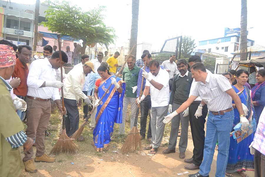 ತಾ.ಪಂ ಅಧ್ಯಕ್ಷ ಪದ್ಮಮ್ಮ, ಇಒ ಮತ್ತು ಸಿಬ್ಬಂದಿ ತಾಲ್ಲೂಕು ಪಂಚಾಯಿತಿ ಆವರಣ ಸ್ವಚ್ಛಗೊಳಿಸುವ ಮೂಲಕ ಸ್ವಚ್ಛ ಭಾರತ ಅಭಿಯಾನಕ್ಕೆ ಚಾಲನೆ ನೀಡಿದರು