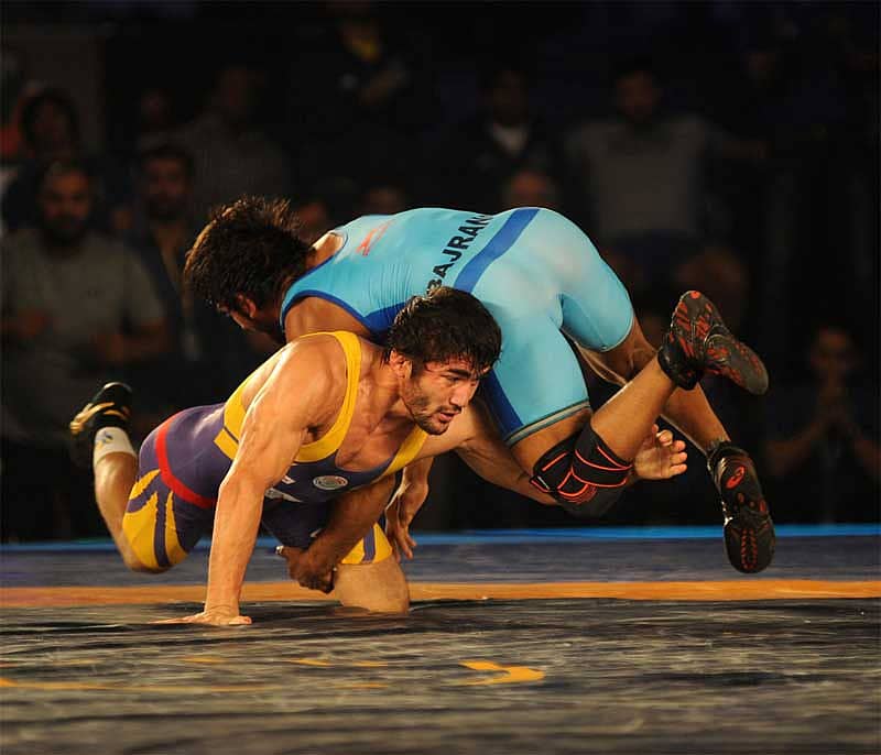 ಬಜರಂಗ್ ಪೂನಿಯಾ (ನೀಲಿ ಪೋಷಾಕು) ಎದುರಾಳಿಯೊಂದಿಗೆ ಸೆಣಸಿದ್ದು ಪ್ರಜಾವಾಣಿ ಚಿತ್ರ/ರಂಜು ಪಿ