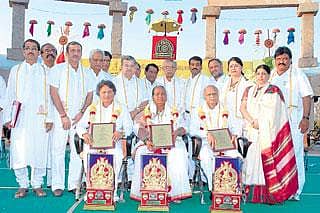 ನಾಡೋಜ ಪದವಿ ಪ್ರದಾನ : ಕನ್ನಡವೂ ಅನ್ನ ನೀಡುವ ಭಾಷೆಯಾಗಲಿ