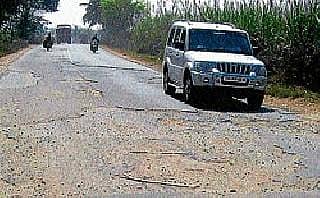 ಹದಗೆಟ್ಟ ರಸ್ತೆ: ವಾಹನ ಸವಾರರ ಸರ್ಕಸ್!