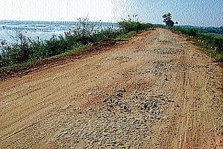 ತಡೆಗೋಡೆ ಇಲ್ಲ; ಡಾಂಬರೂ ಇಲ್ಲವೇ ಇಲ್ಲ!