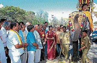 ಆನೆಯ ಮೇಲೆ ಬಸವ ಮಹಾದರ್ಶನ ಮೆರವಣಿಗೆ