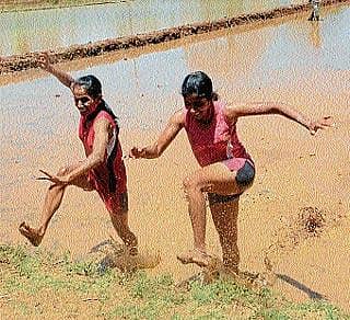 ವರುಣಾ ಗ್ರಾಮದಲ್ಲಿ ಜಿಲ್ಲಾ ಮಟ್ಟದ ಕೆಸರುಗದ್ದೆ ಓಟ ಸ್ಪರ್ಧೆ...