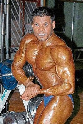 ಬಡತನದ ನೆರಳಲ್ಲಿ ಬಲಿಷ್ಠ ಸ್ನಾಯುಗಳ ಯುವಕ