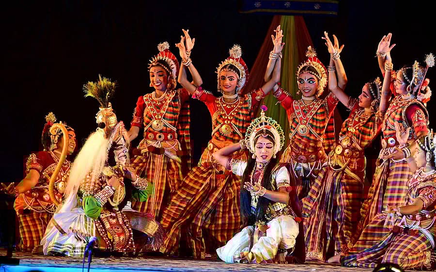 ಶ್ರೀರಾಮ ಪಟ್ಟಾಭಿಷೇಕ ಯಕ್ಷಗಾನ ಪ್ರಸಂಗವನ್ನು ಆಳ್ವಾಸ್ ಶಿಕ್ಷಣ ಸಂಸ್ಥೆಯ ವಿದ್ಯಾರ್ಥಿಗಳು ಪ್ರದರ್ಶಿಸಿದರು –ಪ್ರಜಾವಾಣಿ ಚಿತ್ರ