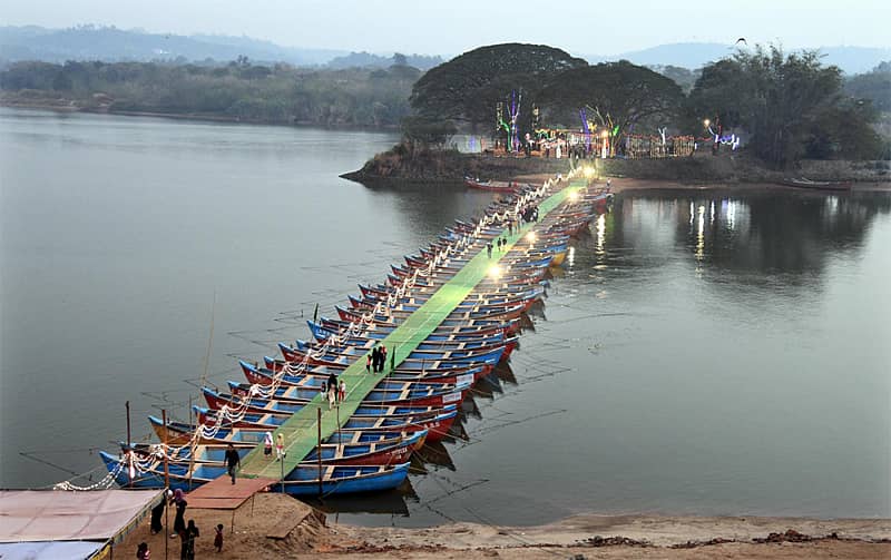 ದೋಣಿ ಸೇತುವೆ... ದರ್ಗಾ ಷರೀಫ್‌ನ ಉರುಸ್‌ಗಾಗಿ ಬರುವ ಭಕ್ತರ ಅನುಕೂಲಕ್ಕಾಗಿ ಅಡ್ಯಾರ್–ಕಣ್ಣೂರು ನಡುಪಳ್ಳಿಯ ಮಧ್ಯೆ ನೇತ್ರಾವತಿ ನದಿಯಲ್ಲಿ ದೋಣಿಗಳ ಸೇತುವೆ ನಿರ್ಮಾಣ. -ಪ್ರಜಾವಾಣಿ ಚಿತ್ರ