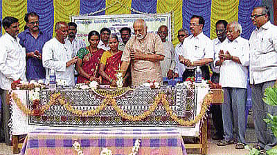 ಮೊಳಕಾಲ್ಮುರು ತಾಲ್ಲೂಕಿನ ಕೊಂಡ್ಲಹಳ್ಳಿಯಲ್ಲಿ ಭಾನುವಾರ ನಡೆದ ಜಿಲ್ಲಾಮಟ್ಟದ ಚುಟುಕು ಕವಿಗೋಷ್ಠಿಯನ್ನು ಚುಟುಕು ಸಾಹಿತ್ಯ ಪರಿಷತ್ ಕೇಂದ್ರ ಸಮಿತಿ ರಾಜ್ಯ ಸಂಚಾಲಕ ಎಂ.ಜಿ.ಆರ್.ಅರಸ್ ಉದ್ಘಾಟಿಸಿದರು.