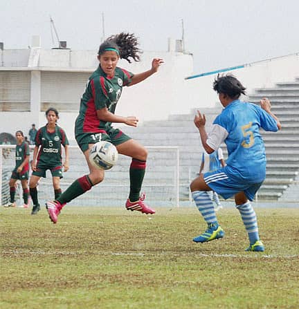 ಅಸ್ಸಾಂನ ದಿಬ್ರುಗಾರ್‌ನಲ್ಲಿ ನಡೆಯುತ್ತಿರುವ ಸೀನಿಯರ್‌ ರಾಷ್ಟ್ರೀಯ ಮಹಿಳಾ ಫುಟ್‌ಬಾಲ್‌ ಚಾಂಪಿಯನ್‌ಷಿಪ್‌ನಲ್ಲಿ ಗುರುವಾರ ದೆಹಲಿ (ಎಡ) ಮತ್ತು ತ್ರಿಪುರ ಆಟಗಾರ್ತಿಯರು ಚೆಂಡನ್ನು ನಿಯಂತ್ರಣಕ್ಕೆ ಪಡೆಯಲು ಯತ್ನಿಸಿದರು 	–ಪಿಟಿಐ ಚಿತ್ರ