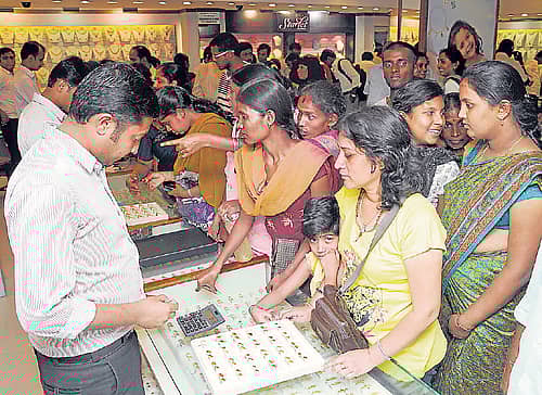 ಅಕ್ಷಯ ತೃತೀಯ ಹಿನ್ನೆಲೆಯಲ್ಲಿ ಶುಕ್ರವಾರ ಮೈಸೂರಿನ ಆಭರಣ ಮಳಿಗೆಯೊಂದರಲ್ಲಿ ಗ್ರಾಹಕರು ಚಿನ್ನ ಖರೀದಿಸಲು ಮುಗಿಬಿದ್ದರು. ಕಳೆದ ವರ್ಷಕ್ಕೆ ಹೋಲಿಸಿದರೆ ಈ ಬಾರಿ ದಕ್ಷಿಣ ಭಾರತದಲ್ಲಿ ಚಿನ್ನದ ಮಾರಾಟ ಶೇ 10 ರಿಂದ ಶೇ 15ರಷ್ಟು ಹೆಚ್ಚಿದೆ – ಪ್ರಜಾವಾಣಿ ಚಿತ್ರ