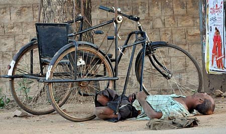 ದಾವಣಗೆರೆಯಲ್ಲಿ ಅಂಗವಿಕಲ ವ್ಯಕ್ತಿಯೊಬ್ಬರು ವಿಶ್ರಾಂತಿ ಪಡೆಯುತ್ತಿದ್ದ ದೃಶ್ಯ. – ಪ್ರಜಾವಾಣಿ ಚಿತ್ರ/ಅನೂಪ್ ಆರ್ ತಿಪ್ಪೇಸ್ವಾಮಿ