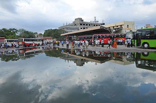 ಬಳ್ಳಾರಿಯ ಹಳೆಯ ಬಸ್ ನಿಲ್ದಾಣದಲ್ಲಿ ಮಳೆ ನೀರು ನಿಂತು ಮಲಿನಗೊಂಡಿರುವುದು.