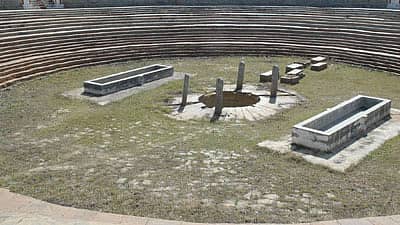 ಬರಿದಾಗಿರುವ ಚಿಕ್ಕಬಳ್ಳಾಪುರ ಹೊರವಲಯದ ಚಿತ್ರಾವತಿ ಪುಷ್ಕರಣಿ.