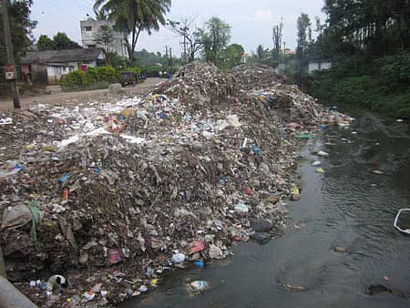 ಗೊೋಣಿಕೊಪ್ಪಲು ಊರಿನ ಮಧ್ಯದಲ್ಲಿ ಇರುವ ಕೀರೆಹೊಳೆ ದಡದಲ್ಲಿನ ಕಸದರಾಶಿ.