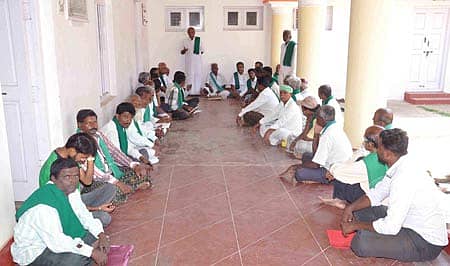 ಹಿರಿಯೂರಿನ ಪ್ರವಾಸಿ ಮಂದಿರದ ಆವರಣದಲ್ಲಿ ಮಂಗಳವಾರ ಹಮ್ಮಿಕೊಂಡಿದ್ದ ತಾಲ್ಲೂಕು ರೈತ ಸಂಘದ ಸಭೆ ಉದ್ದೇಶಿಸಿ ಹಿರಿಯ ರೈತ ಮುಖಂಡ ಸೋಮಗುದ್ದು ರಂಗಸ್ವಾಮಿ ಮಾತನಾಡಿದರು.