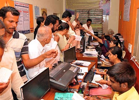 ದಾವಣಗೆರೆಯ ಅಡುಗೆ ಅನಿಲ ಸಿಲಿಂಡರ್್ ಏಜೆನ್ಸಿಯೊಂದರಲ್ಲಿ ’ಆಧಾರ್’ ಸಂಖ್ಯೆ ಜೋಡಿಸಲು ಗ್ರಾಹಕರು ಮುಗಿಬಿದ್ದಿದ್ದ ದೃಶ್ಯ.