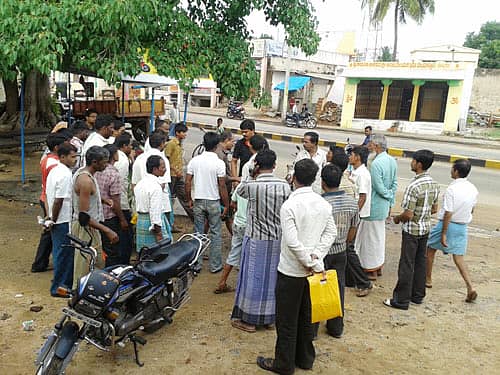 ಹರಪನಹಳ್ಳಿ ಪ್ರವಾಸಿಮಂದಿರ ವೃತ್ತದ ಸಮೀಪ ಗ್ಲೋರಿಯಸ್ ಕಂಪ್ಯೂಟರ್ ಕೇಂದ್ರದಲ್ಲಿ ಆರಂಭಿಸಲಾದ ಪಡಿತರ ಸೇವಾ ಕೇಂದ್ರದಲ್ಲಿ ಟೋಕನ್ ಪಡೆಯಲು ಪಡಿತರ ಚೀಟಿ ಆಕಾಂಕ್ಷಿಗಳು ಕೇಂದ್ರದ ಮಾಲೀಕನ ಬೆನ್ನುಬಿದ್ದಿರುವ ದೃಶ್ಯ.