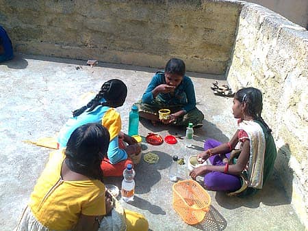 ಗುಡಿಬಂಡೆ ಪಟ್ಟಣದ ಬಾಲಕಿಯರ ಸರ್ಕಾರಿ ಹಿರಿಯ ಪ್ರಾಥಮಿಕ ಶಾಲೆಯಲ್ಲಿ ವಿದ್ಯಾರ್ಥಿನಿಯರು ಮನೆಯಿಂದ ತಂದಿದ್ದ ಊಟ ಮಾಡುತ್ತಿರುವುದು.