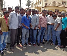 ಕುಶಾಲನಗರ ಪಟ್ಟಣದಲ್ಲಿ ಕೊಣನೂರು ಮಾಕುಟ್ಟ ಹೆದ್ದಾರಿ ವಿಸ್ತರಣೆಯಲ್ಲಿ ತಾರತಮ್ಯ ಎಸಗಲಾಗಿದೆ ಎಂದು ಆರೋಪಿಸಿ ಕಾವೇರಿ ಸೇನೆ ಕಾರ್ಯಕರ್ತರು ಮಂಗಳವಾರ ಪ್ರತಿಭಟನೆ ನಡೆಸಿದರು.