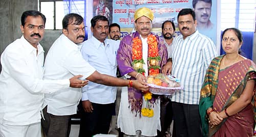 ಯಾದವ ಸಂಘದ ಜಿಲ್ಲಾ ಘಟಕ ಬಳ್ಳಾರಿಯಲ್ಲಿ ಸೋಮವಾರ ಏರ್ಪಡಿಸಿದ್ದ ಸಮಾರಂಭದಲ್ಲಿ ಕರ್ನಾಟಕ ಪುಸ್ತಕ ಪ್ರಾಧಿಕಾರದ ಅಧ್ಯಕ್ಷ ಡಾ.ಬಂಜಗೆರೆ ಜಯಪ್ರಕಾಶ್ ಅವರನ್ನು ಸನ್ಮಾನಿಸಲಾಯಿತು. ಪಿ.ಗಾದೆಪ್ಪ, ಚಿದಾನಂದಪ್ಪ, ಯಶವಂತರಾಜ, ಆಶಾಲತಾ ಚಿತ್ರದಲ್ಲಿದ್ದಾರೆ