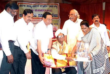 ತೀರ್ಥಹಳ್ಳಿ ತುಂಗಾ ಕಾಲೇಜಿನಲ್ಲಿ ಬುಧವಾರ ನಡೆದ ಡಾ.ಹಾಮಾನಾ ಪ್ರಶಸ್ತಿ ಪ್ರದಾನ ಸಮಾರಂಭದಲ್ಲಿ ಪ್ರೊ. ಚಂದ್ರಶೇಖರ ಪಾಟೀಲ ಪ್ರಶಸ್ತಿ ಸ್ವೀಕರಿಸಿದರು.