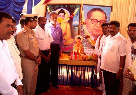 ನಾಗಮಂಗಲ ಪಟ್ಟಣದ ಮಿನಿ ವಿಧಾನಸೌಧದ ಆವರಣದಲ್ಲಿ ಜೈ ಭೀಮ್ ಜಾಗೃತಿ ಬಳಗವು ಡಾ.ಬಿ.ಆರ್. ಅಂಬೇಡ್ಕರ್ ಮಹಾ ಪರಿನಿರ್ವಾಣ ದಿನದ ಅಂಗವಾಗಿ ಶುಕ್ರವಾರ ಆಯೋಜಿಸಿದ್ದ ಕಾರ್ಯಕ್ರಮವನ್ನು ತಹಶೀಲ್ದಾರ್ ಶಿವಣ್ಣ ಉದ್ಘಾಟಿಸಿದರು. ಶಿರಸ್ತೇದಾರ್ ಶಿವಲಿಂಗಮೂರ್ತಿ, ಕ್ಷೇತ್ರ ಶಿಕ್ಷಣಾಧಿಕಾರಿ ಎಂ.ಆರ್. ಅನಂತರಾಜು, ಸಿಪಿಐ ವಸಂತಕುಮಾರ್ ಇದ್ದಾರೆ.