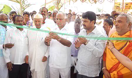 ಶಿಕಾರಿಪುರ ತಾಲ್ಲೂಕಿನ ಮತ್ತಿಕೋಟೆ ಗ್ರಾಮದಲ್ಲಿ ನಿರ್ಮಿಸಿರುವ ನೂತನ ಚೌಡೇಶ್ವರಿ ದೇವಸ್ಥಾನವನ್ನು ಮಂಗಳವಾರ ಮಾಜಿ ಮುಖ್ಯಮಂತ್ರಿ ಬಿ.ಎಸ್‌. ಯಡಿಯೂರಪ್ಪ ಉದ್ಘಾಟಿಸಿದರು. ಸಂಸತ್‌ ಸದಸ್ಯ ಬಿ.ವೈ.ರಾಘವೇಂದ್ರ ಇದ್ದರು.