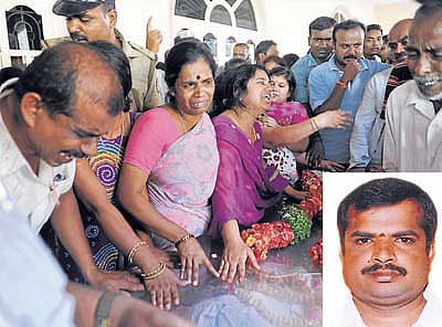 ಶವವನ್ನು ಮನೆಯ ಬಳಿ ತಂದಾಗ ದುಃಖತಪ್ತರಾದ ಶ್ರೀನಿವಾಸ್ ಅವರ ಪತ್ನಿ ಮಂಜುಳಾದೇವಿ ಮತ್ತು ಕುಟುಂಬ ಸದಸ್ಯರು. (ಒಳಚಿತ್ರದಲ್ಲಿ) ಶ್ರೀನಿವಾಸ್