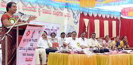 ದಾವಣಗೆರೆಯ ಹೈಸ್ಕೂಲ್ ಮೈದಾನದಲ್ಲಿ ಶುಕ್ರವಾರ ನಡೆದ ಮಹಿಳೆಯರ ಮತ್ತು ಕೂಲಿ ಕಾರ್ಮಿಕರ ಸಮಾವೇಶದಲ್ಲಿ ಸಚಿವೆ ಉಮಾಶ್ರೀ ಮಾತನಾಡಿದರು.