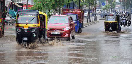 ದಾವಣಗೆರೆಯಲ್ಲಿ ಗುರುವಾರ ಸುರಿದ ಮಳೆಗೆ ರಸ್ತೆಯಲ್ಲಿ ನಿಂತಿದ್ದ ನೀರು