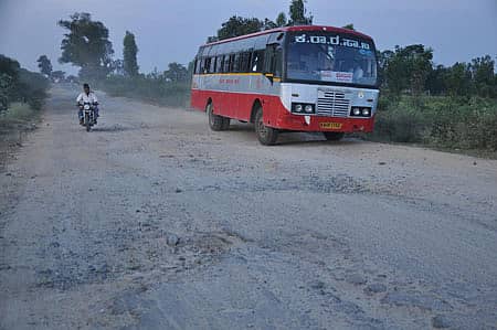 ಅರಕಲಗೂಡು ಕೊಣನೂರು ನಡುವಿನ ಹದಗೆಟ್ಟಿರುವ ರಸ್ತೆ
