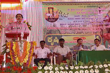 ಚಿತ್ರದುರ್ಗದಲ್ಲಿ ಶನಿವಾರ ಕೃಷಿ ಉತ್ಸವದ ಅಂಗವಾಗಿ ನಡೆದ 'ನೀರು ಸಂಗ್ರಹಣೆ ಹಾಗೂ ಕೃಷಿಯಲ್ಲಿ ನೀರಿನ ಸದ್ಬಳಕೆ ವಿಧಾನಗಳು' ಕುರಿತ ವಿಚಾರ ಗೋಷ್ಠಿಯಲ್ಲಿ ಜಲತಜ್ಞ ಎನ್.ಜೆ.ದೇವರಾಜರೆಡ್ಡಿ ಮಾತನಾಡಿದರು. ಪತ್ರಕರ್ತರಾದ ಚಳ್ಳಕೆರೆ ಬಸವರಾಜು, ಗಾಣಧಾಳು ಶ್ರೀಕಂಠ, ಮಧ್ಯಕರ್ನಾಟಕ ನೀರಾವರಿ ಹೋರಾಟ ಸಂಘದ ಕಾರ್ಯಾಧ್ಯಕ್ಷ ತಿಪ್ಪೇಸ್ವಾಮಿ, ಮಹಾಂತೇಶ ಹಾಜರಿದ್ದರು.