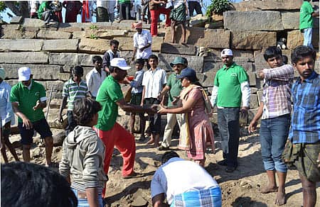 ಮಂಡ್ಯ ಜಿಲ್ಲೆಯ ಮದ್ದೂರು ತಾಲ್ಲೂಕಿನ ಅರೆ ತಿಪ್ಪೂರಿನ ಕನಕತೀರ್ಥ ಕೊಳವನ್ನು ಶ್ರಮದಾನದ ಮೂಲಕ ಶನಿವಾರ ಸ್ವಚ್ಛಗೊಳಿಸಲಾಯಿತು.