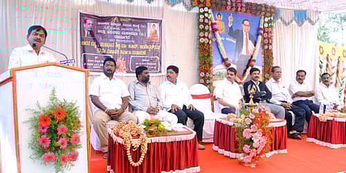 ದಾವಣಗೆರೆಯ ಛಲವಾದಿ ವಿದ್ಯಾರ್ಥಿನಿಲಯದಲ್ಲಿ ಸೋಮವಾರ ಜಿಲ್ಲಾ ಛಲವಾದಿ ಮಹಾಸಭಾ ವತಿಯಿಂದ ಹಮ್ಮಿಕೊಂಡಿದ್ದ ಡಾ.ಬಿ.ಆರ್.ಅಂಬೇಡ್ಕರ್ ಅವರ ಮಹಾ ಪರಿನಿರ್ವಾಣ ದಿನಾಚರಣೆಯಲ್ಲಿ ಜಿಲ್ಲಾಧಿಕಾರಿ ಅಂಜನ್ ಕುಮಾರ್ ಮಾತನಾಡಿದರು.