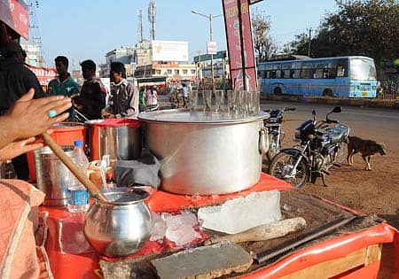 ಬೀದರ್‌ ನಗರದ ಬೀದಿಯೊಂದರಲ್ಲಿ ದೂಳು ಪರಿಸರದ ಮಧ್ಯಯೇ ಲಸ್ಸಿ ವ್ಯಾಪಾರ ಮಾಡುತ್ತಿರುವುದು ಕಂಡು ಬಂತು