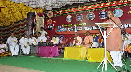 ಗೋಕಾಕದಲ್ಲಿ ಭಾನುವಾರ ನಡೆದ ತಾಲ್ಲೂಕು ದ್ವಿತೀಯ ಕನ್ನಡ ಸಾಹಿತ್ಯ ಸಮ್ಮೇಳನ ದಲ್ಲಿ ಸಾಹಿತಿ ಡಾ. ಗುರುಪಾದ ಮರಿಗುದ್ದಿ ಮಾತನಾಡಿದರು. ಡಾ.ಎಸ್.ಬಿ. ತೋಟದ, ಬಸಗೌಡ ಪಾಟೀಲ, ಡಾ.ರಾಜೇಂದ್ರ ಸಣ್ನಕ್ಕಿ, ಈಶ್ವರ ಕತ್ತಿ ಮತ್ತಿತರರು ಇದ್ದಾರೆ.