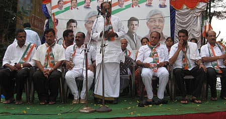 ಹೆಬ್ರಿಯಲ್ಲಿ ಬಸ್ ನಿಲ್ದಾಣದಲ್ಲಿ ಮಂಗಳವಾರ ಕಾಂಗ್ರೆಸ್ ಅಭ್ಯರ್ಥಿ ಕೆ.ಜಯಪ್ರಕಾಶ ಹೆಗ್ಡೆ ಪರವಾಗಿ ಕೇಂದ್ರ ಸಚಿವ ಎಂ.ವೀರಪ್ಪ ಮೊಯಿಲಿ ಮಾತನಾಡಿದರು.