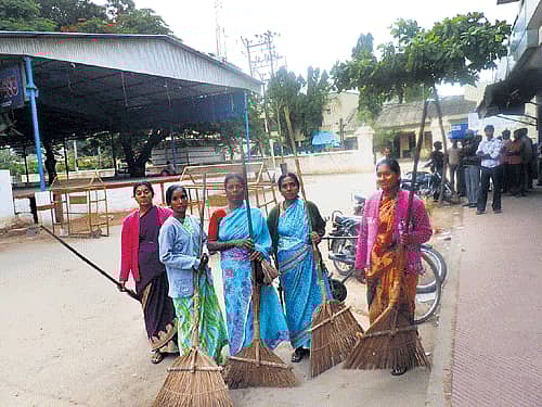 ಮರದ ಕೆಳಗೆ ಸಂಬಳ ಹಂಚುತ್ತಾರೆ...