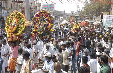 ಚಿತ್ರದುರ್ಗದಲ್ಲಿ ಭಾನುವಾರ ಶಕ್ತಿ ದೇವತೆಗಳ ಸಂಗಮದ ಅಂಗವಾಗಿ ನಡೆದ ಬೃಹತ್ ಶೋಭಾಯಾತ್ರೆಯಲ್ಲಿ ಪಾಲ್ಗೊಂಡಿರುವ ನಗರ ಹಾಗೂ ಗ್ರಾಮದೇವತೆಗಳ ದೃಶ್ಯ.