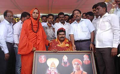 ಚಿತ್ರದುರ್ಗದ ಭೋವಿ ಗುರುಪೀಠದಲ್ಲಿ ಭಾನುವಾರ ನಡೆದ ರಾಜ್ಯಮಟ್ಟದ ಭೋವಿ ಸಮಾಜದ ನೌಕರರ ಸಭೆಯಲ್ಲಿ ಸಣ್ಣ ನೀರಾವರಿ ಸಚಿವ ಶಿವರಾಜ್ ತಂಗಡಗಿ ಅವರನ್ನು ಸನ್ಮಾನಿಸಲಾಯಿತು. ಭೋವಿ ಗುರುಪೀಠದ ಇಮ್ಮಡಿ ಸಿದ್ಧರಾಮ ಸ್ವಾಮೀಜಿ, ಕೆಎಸ್‌ಆರ್‌ಟಿಸಿ ವ್ಯವಸ್ಥಾಪಕ ನಿರ್ದೇಶಕ ಮಂಜುನಾಥ್ ಪ್ರಸಾದ್ ಹಾಜರಿದ್ದರು.