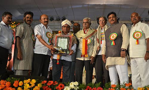 ಅಖಿಲ ಭಾರತ 80ನೇ ಕನ್ನಡ ಸಾಹಿತ್ಯ ಸಮ್ಮೇಳನದ ಆತಿಥ್ಯ ವಹಿಸಿಕೊಂಡಿದ್ದ ಕೊಡಗು ಜಿಲ್ಲಾ ಕಸಾಪ ಘಟಕದ ಅಧ್ಯಕ್ಷ ಟಿ.ಪಿ. ರಮೇಶ್‌ ಅವರನ್ನು ಗುರುವಾರ ಸಮಾರೋಪ ಸಮಾರಂಭದಲ್ಲಿ ಸನ್ಮಾನಿಸಲಾಯಿತು. ಸಮ್ಮೇಳನಾಧ್ಯಕ್ಷ ನಾ.ಡಿಸೋಜ, ಕಸಾಪ ಅಧ್ಯಕ್ಷ ಪುಂಡಲೀಕ ಹಾಲಂಬಿ, ಸಚಿವ ಡಾ.ಎಚ್‌.ಸಿ. ಮಹದೇವಪ್ಪ, ಸಂಸದ ಎಚ್‌.ವಿಶ್ವನಾಥ್‌, ವಿಧಾನ ಪರಿಷತ್‌ ಸದಸ್ಯ ಎಂ.ಸಿ. ನಾಣಯ್ಯ, ಸಿ.ಕೆ. ರಾಮೇಗೌಡ, ಬೇಬಿ ಮ್ಯಾಥ್ಯು ಇದ್ದಾರೆ. -ಪ್ರಜಾವಾಣಿ ಚಿತ್ರ/ರಂಗಸ್ವಾಮಿ