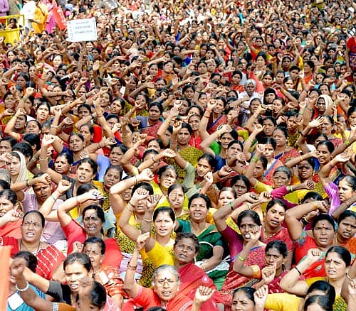 ವೇತನ ಹೆಚ್ಚಳ ಮತ್ತಿತರ ಬೇಡಿಕೆಗಳ ಈಡೇರಿಕೆಗೆ ಒತ್ತಾಯಿಸಿ ರಾಜ್ಯ ಅಂಗನವಾಡಿ ಕಾರ್ಯಕರ್ತೆಯರು ಮತ್ತು ಸಹಾಯಕಿಯರ ಒಕ್ಕೂಟದ ಸದಸ್ಯರು ನಗರದ ಸ್ವಾತಂತ್ರ್ಯ ಉದ್ಯಾನದಲ್ಲಿ ಸೋಮವಾರ ಬೃಹತ್ ಪ್ರತಿಭಟನೆ ನಡೆಸಿದರು –ಪ್ರಜಾವಾಣಿ ಚಿತ್ರ