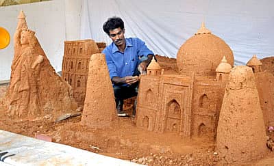 ಮಹಾತ್ಮಗಾಂಧಿ ರಸ್ತೆಯ ‘ನಮ್ಮ ಮೆಟ್ರೊ’ ನಿಲ್ದಾಣದ ರಂಗೋಲಿ ಕಲಾಕೇಂದ್ರದಲ್ಲಿರುವ ಮಣ್ಣಿನ ತಾಜ್ಮಹಲ್ ಕಲಾಕೃತಿಯನ್ನು ಕಲಾವಿದ ಗುಬೇಂದಿರನ್ ಅವರು ಶನಿವಾರ ಮರುವಿನ್ಯಾಸಗೊಳಿಸಿದರು –ಪ್ರಜಾವಾಣಿ ಚಿತ್ರ