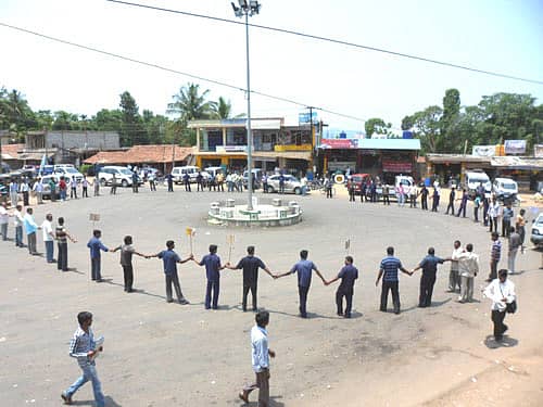 ಅನಿಯಮಿತ ವಿದ್ಯುತ್ ಕಡಿತ ಖಂಡಿಸಿ ಶನಿವಾರಸಂತೆಯ ಮೋಟಾರ್ ಕೆಲಸಗಾರರ ಸಂಘ ಹಾಗೂ ವರ್ತಕರ ಸಂಘದ ಸದಸ್ಯರು ಕಿತ್ತೂರು ರಾಣಿ ಚನ್ನಮ್ಮ ವೃತ್ತದಲ್ಲಿ ಸೋಮವಾರ ಮಾನವ ಸರಪಳಿ ರಚಿಸಿದರು.