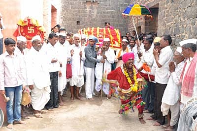 ಆಲಮೇಲ ಗುಂದಗಿ ಗ್ರಾಮದಲ್ಲಿ ಗುಲ್ಬರ್ಗ ಶರಣಬಸವೇಶ್ವರ ಪಲ್ಲಕ್ಕಿ ಉತ್ಸವ ನಡೆಯಿತು. ಜಿ.ಪಂ. ಸದಸ್ಯ ಮಲ್ಲಪ್ಪ ತೋಡಕರ ಭಾಗವಹಿಸಿದ್ದರು.