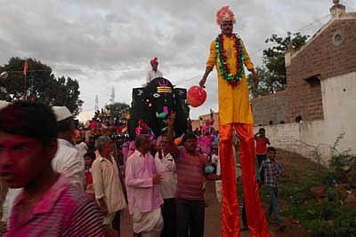 ಆಸಂಗಿ ಜಾತ್ರೆ ನಿಮಿತ್ತ ನಡೆದ ಮೆರವಣಿಗೆಯಲ್ಲಿ ಮರಗಾಲು ಕಟ್ಟಿಕೊಂಡ ವ್ಯಕ್ತಿ ಗಮನ ಸೆಳೆದ ಬಗೆ.
