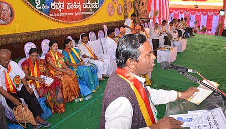 ಗಂಗಾವತಿಯ ಶ್ರೀರಾಮನಗರದಲ್ಲಿ ಸೋಮವಾರ ನಡೆದ ಜಿಲ್ಲಾಮಟ್ಟದ 7ನೇ ಕನ್ನಡ ಸಾಹಿತ್ಯ ಸಮ್ಮೇಳನದಲ್ಲಿ ಅಧ್ಯಕ್ಷ ಎಸ್.ವಿ.ಪಾಟೀಲ್ ಮಾತನಾಡಿದರು.